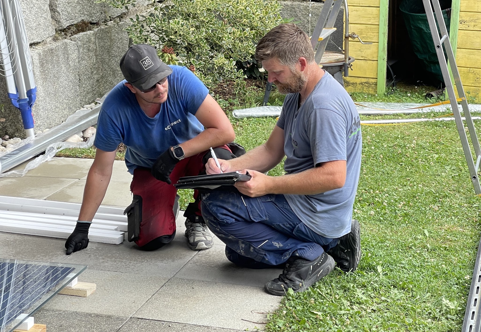 Zwei Mitarbeiter besprechen die Arbeiten vor Ort