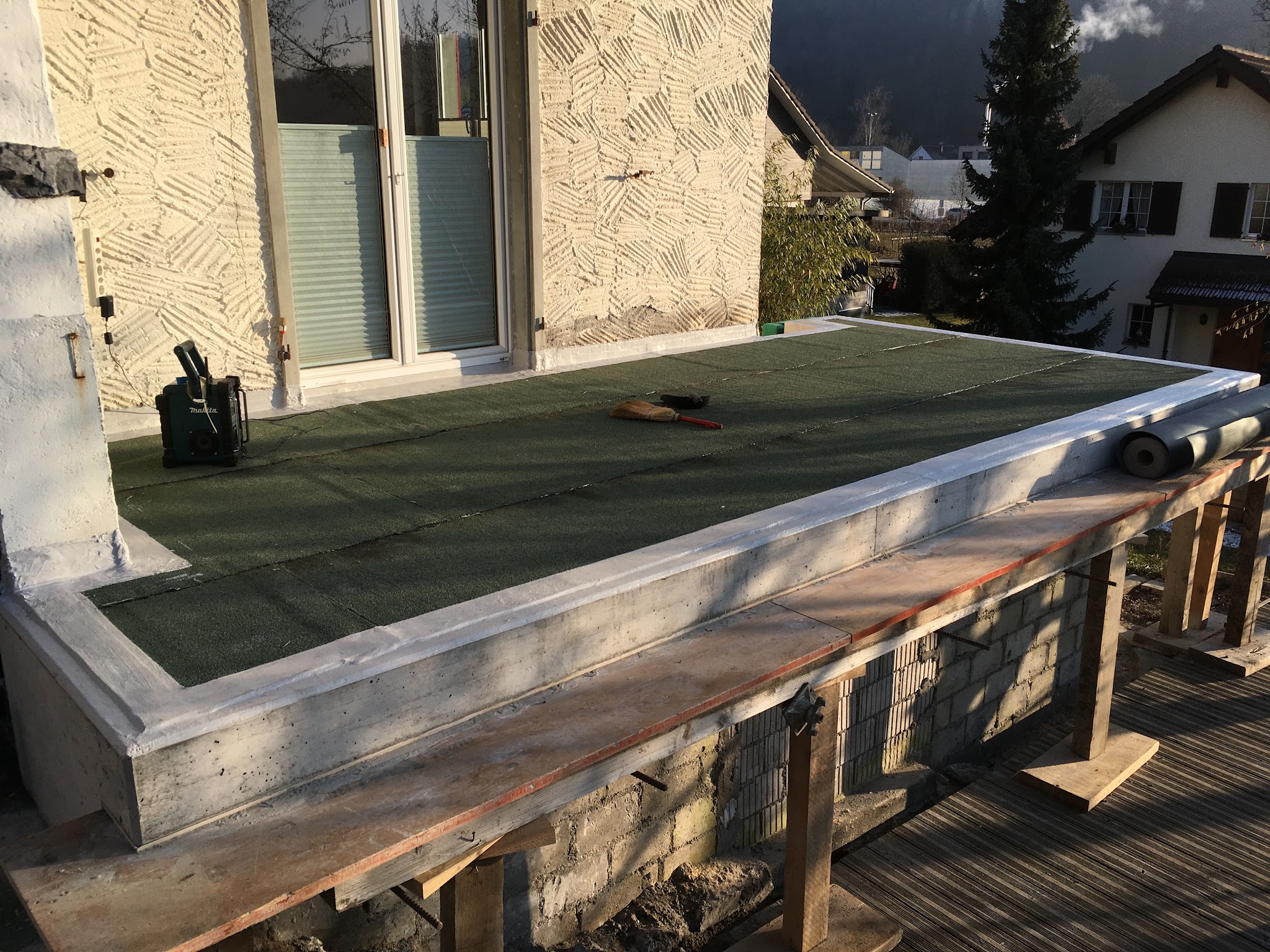 Flachdach mit Blecheinfassung an einem Haus