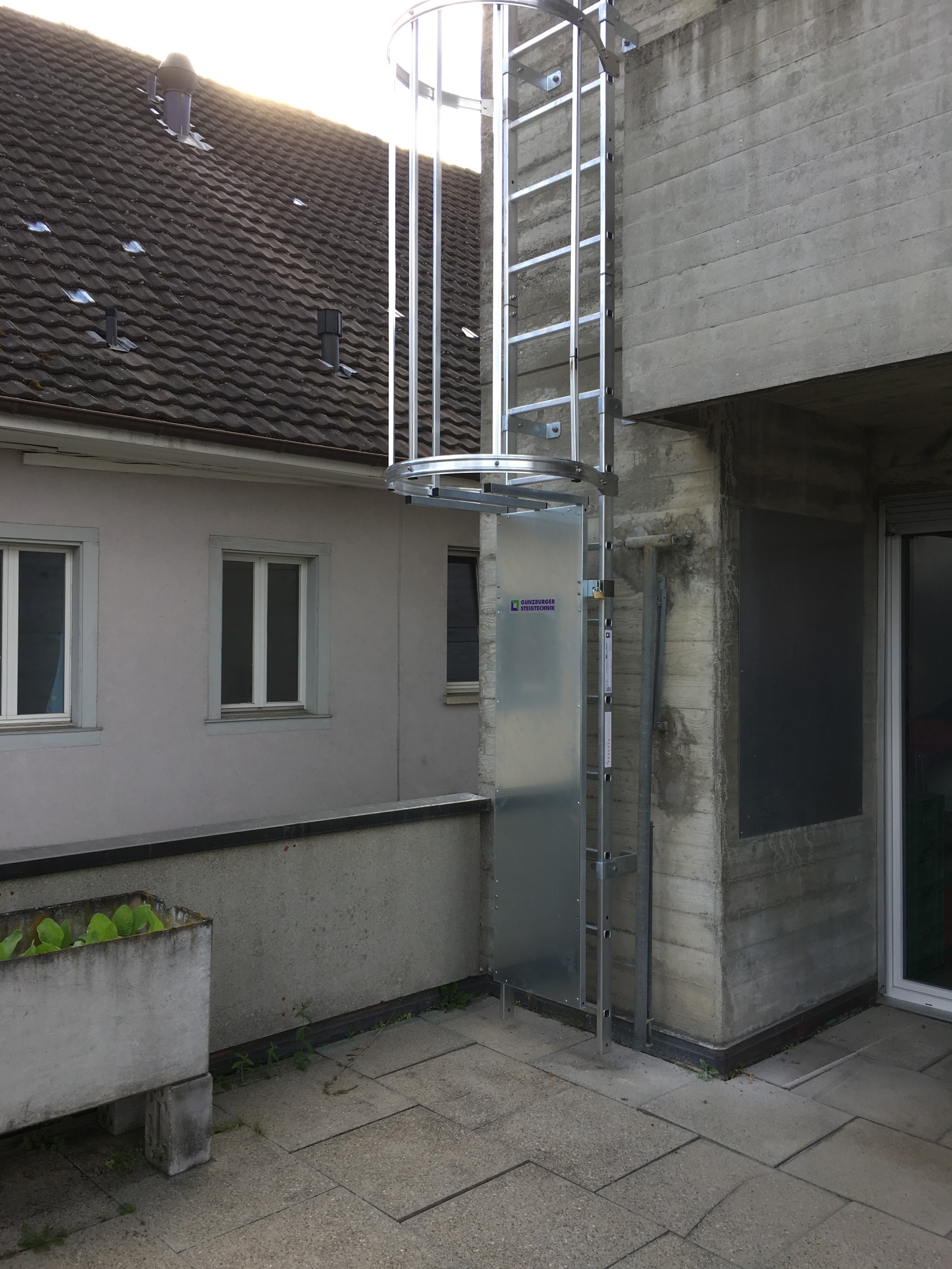 Fix installierte Steigleiter an einer Fassade